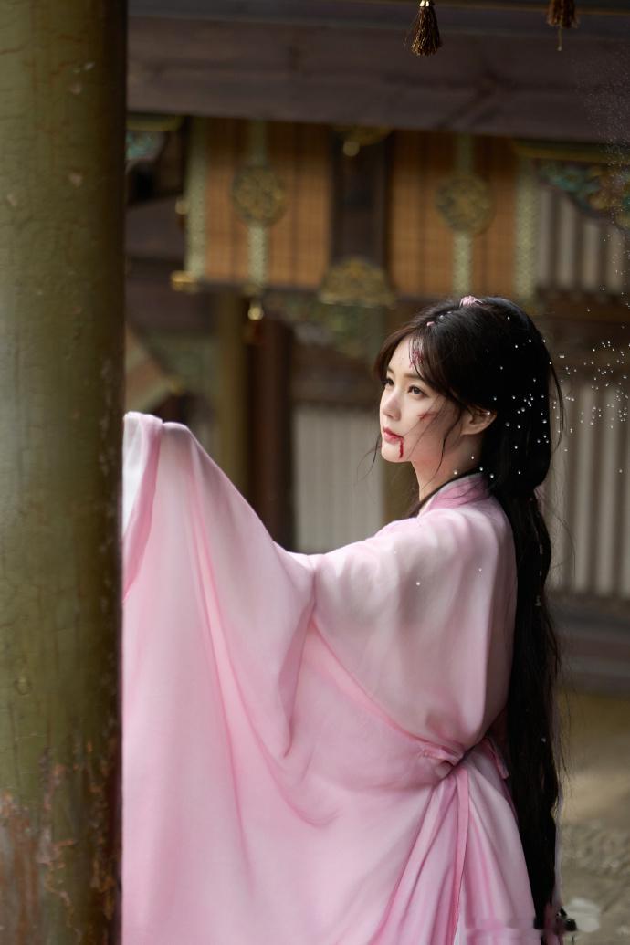 李一桐公开的清瞳战损物料属于绝密范畴，这类呈现角色特殊状态的内容曝光度低，让观众