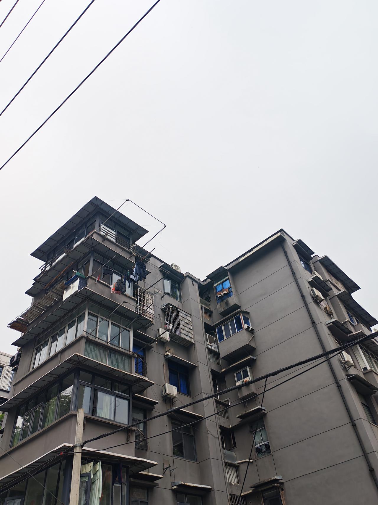 老破小的学区房，
价格依然坚挺，
40平米，120W。
楼市都开始下行了，
你会