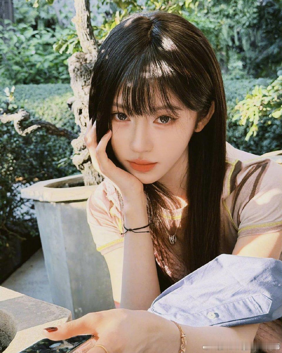 鞠婧祎黑长直vs大波浪库存鞠婧祎晒十宫格库存照黑长直的利落与大波浪的柔美完美融合