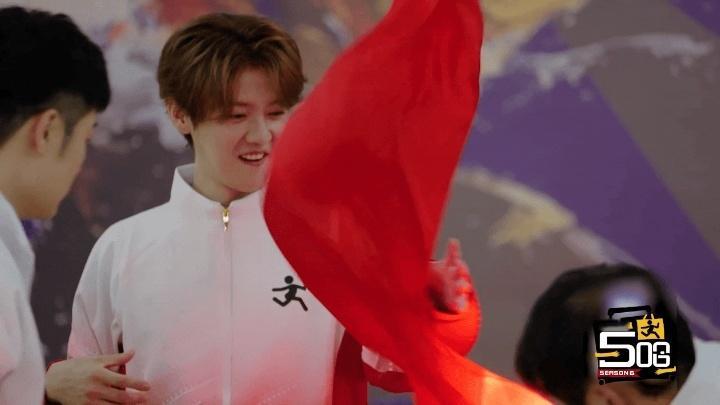 差点忘了鹿晗是以超能力概念出道的差点忘了鹿晗的超能力是意念控制哈哈哈哈哈 鹿晗看
