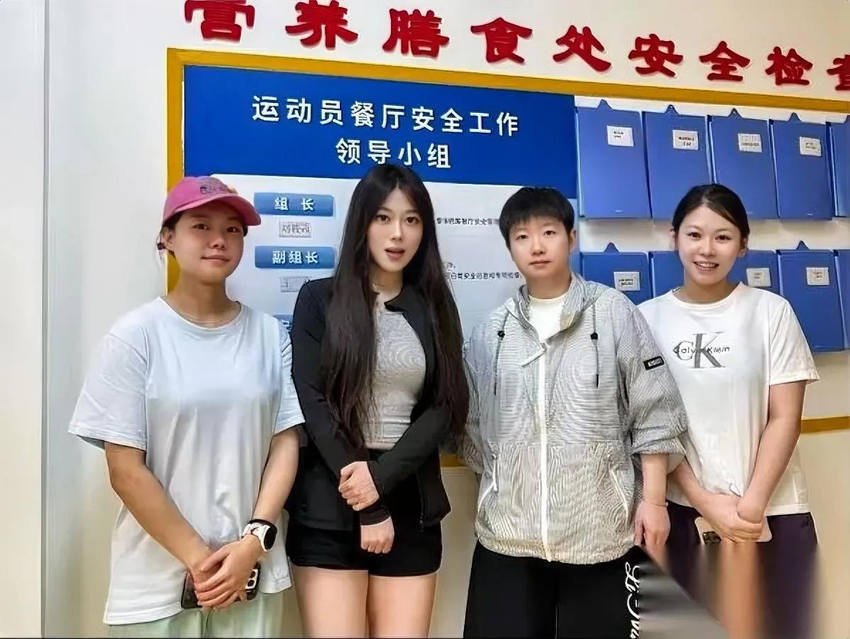 看到新鲜莎莎

全网粉丝都乐疯

地点你们绝对猜不到，不是场外也不是机场，就是国