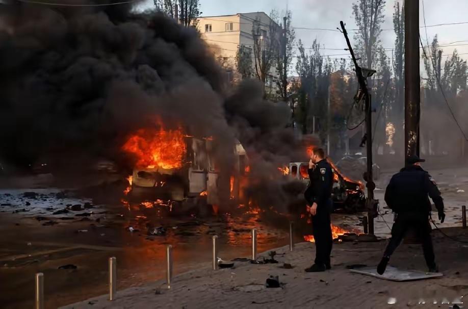 朝鲜弹道导弹命中引发大爆炸，乌产能400万吨钢厂被炸瘫痪，普京动真格，泽连斯基失