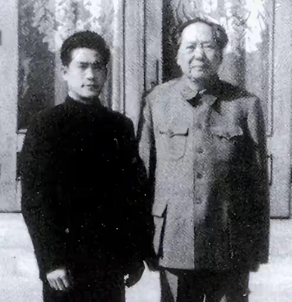 这是中南海拍摄的珍贵留影，右侧为毛泽东主席，身旁青年是贴身卫士田云玉。二人并肩立