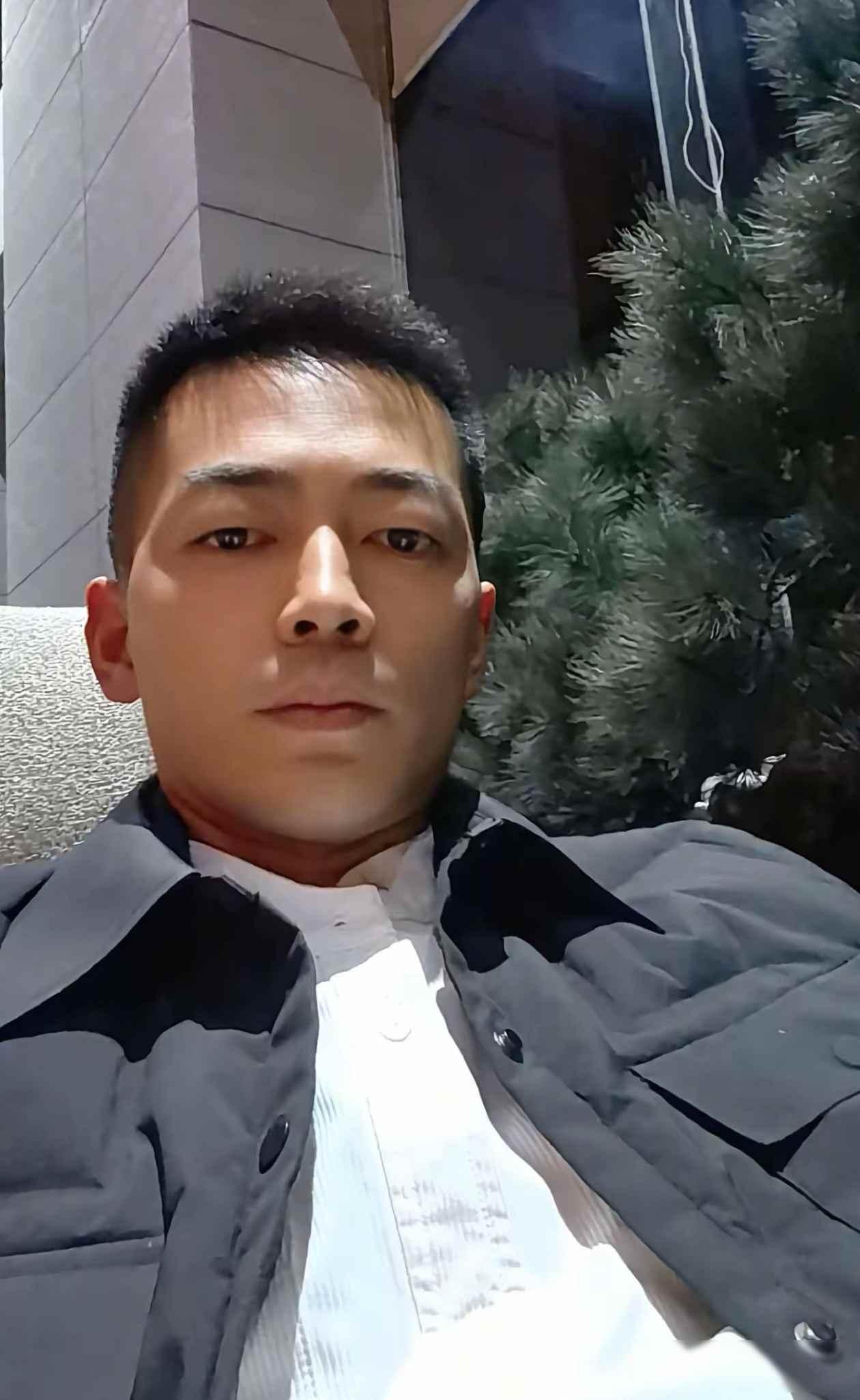 他开着奔驰，系着LV皮带，却在深夜独自走在街头，没人知道他心里有多沉，谁也没想到