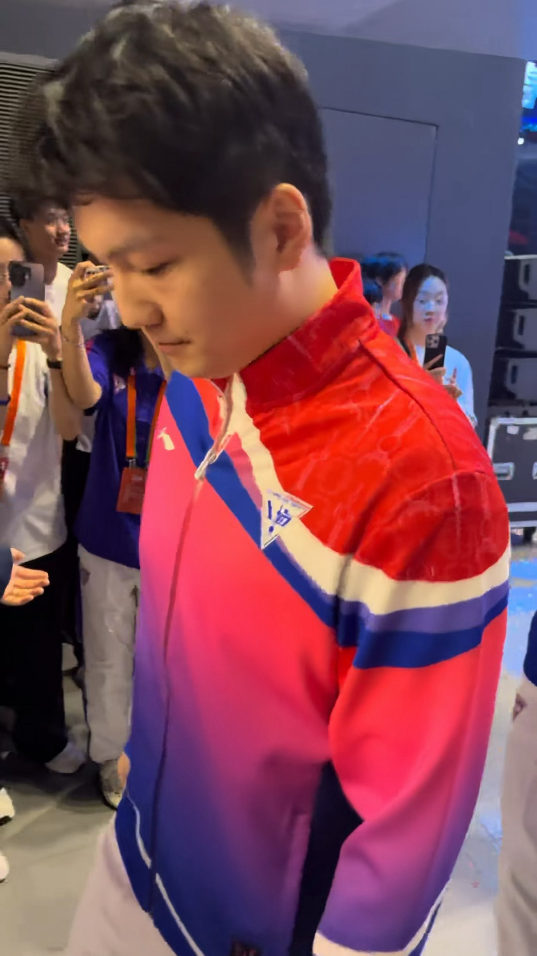 又一只小猪萌萌路过…©️M516樊振东突然出现樊振东祝福上海市运会参赛选手樊振东