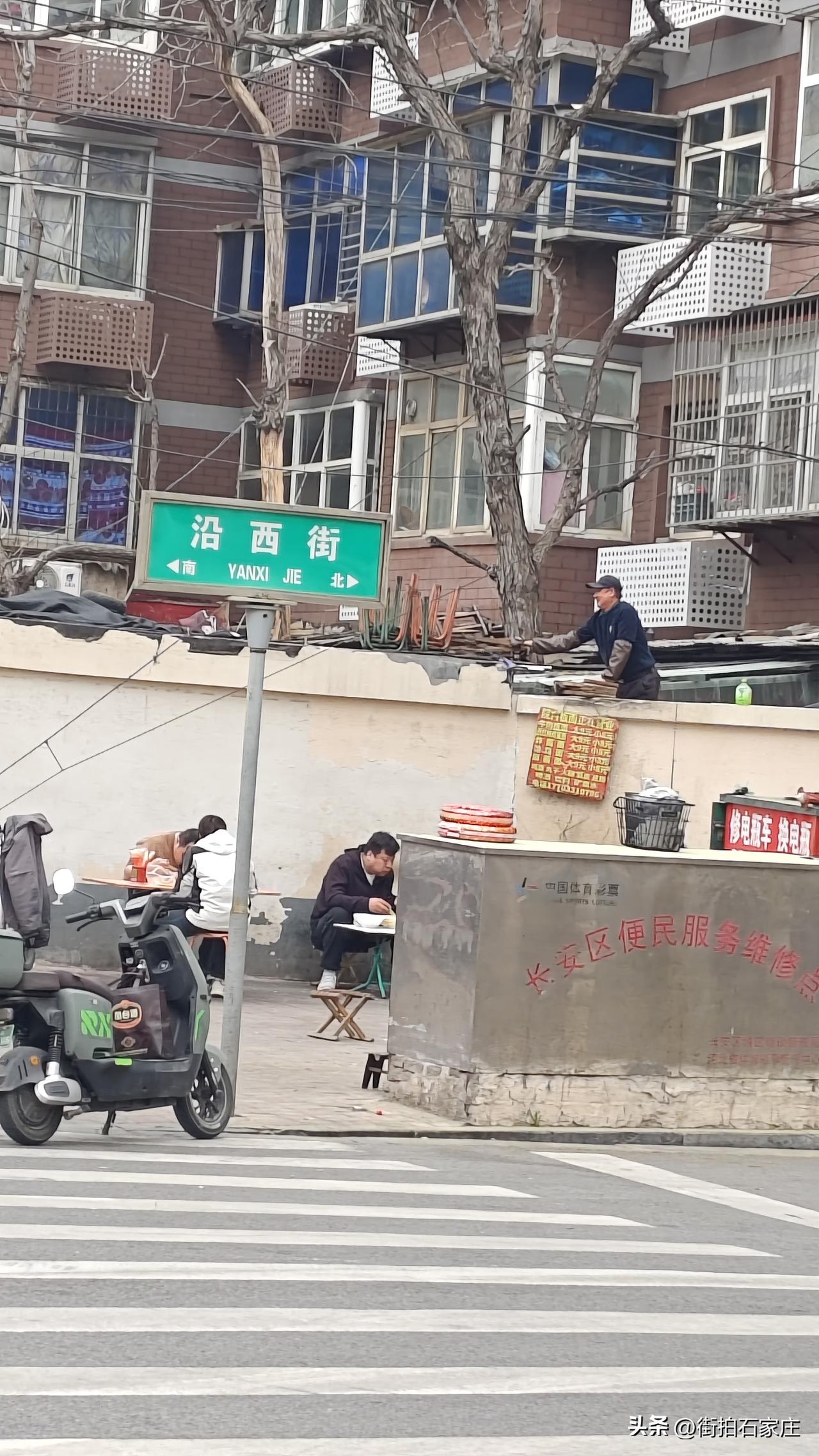 石家庄“翻墙板面”，看着就有烟火气！一看就好吃，石家庄并不缺少美食，而是缺少发现