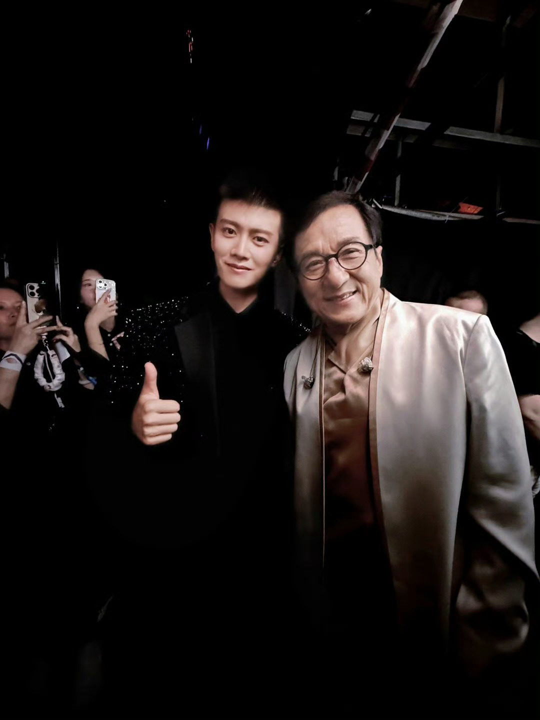 任嘉伦成龙同框合影来了都是各自领域超级牛的好演员！ ​​​