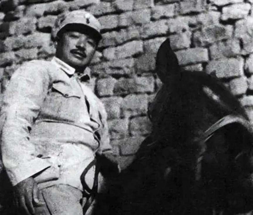 1935 年深秋，红二军团正沿着湘鄂西的崇山峻岭艰难行军，连日的急行军与恶劣的自