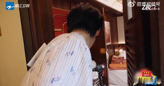 张真源中华新曲库张真源无效藏闹钟 二人投入藏闹钟挑战全程专注，不停更换藏匿位置互