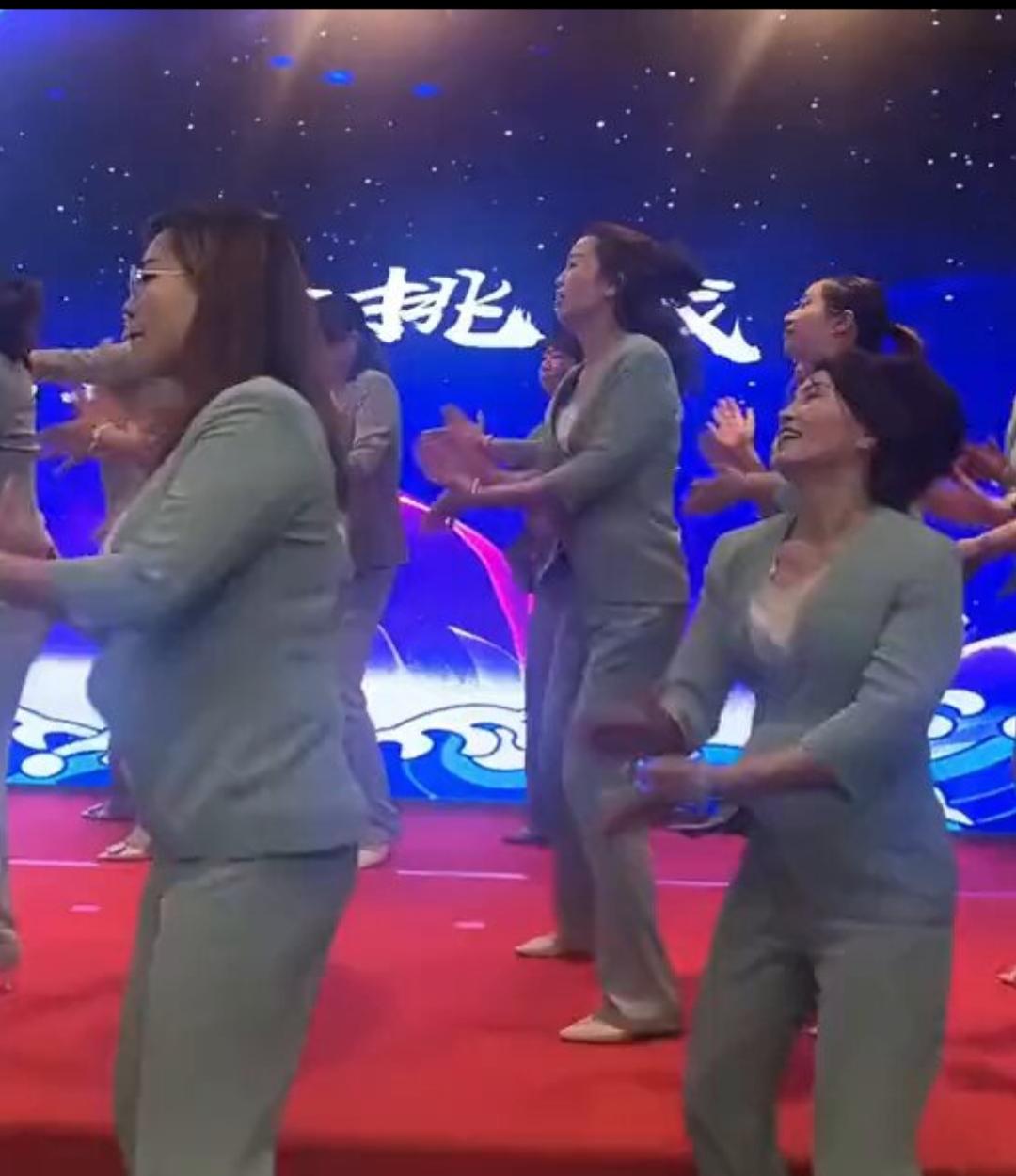 “短发离异小西装，经济自由干微商，张口闭口几个亿，一点火锅豆腐汤。”
 
这句顺