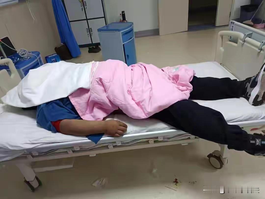 太吓人了！陕西榆林，41岁男子感冒，有些咳嗽，想着去住院，很快病就能好。入院检查