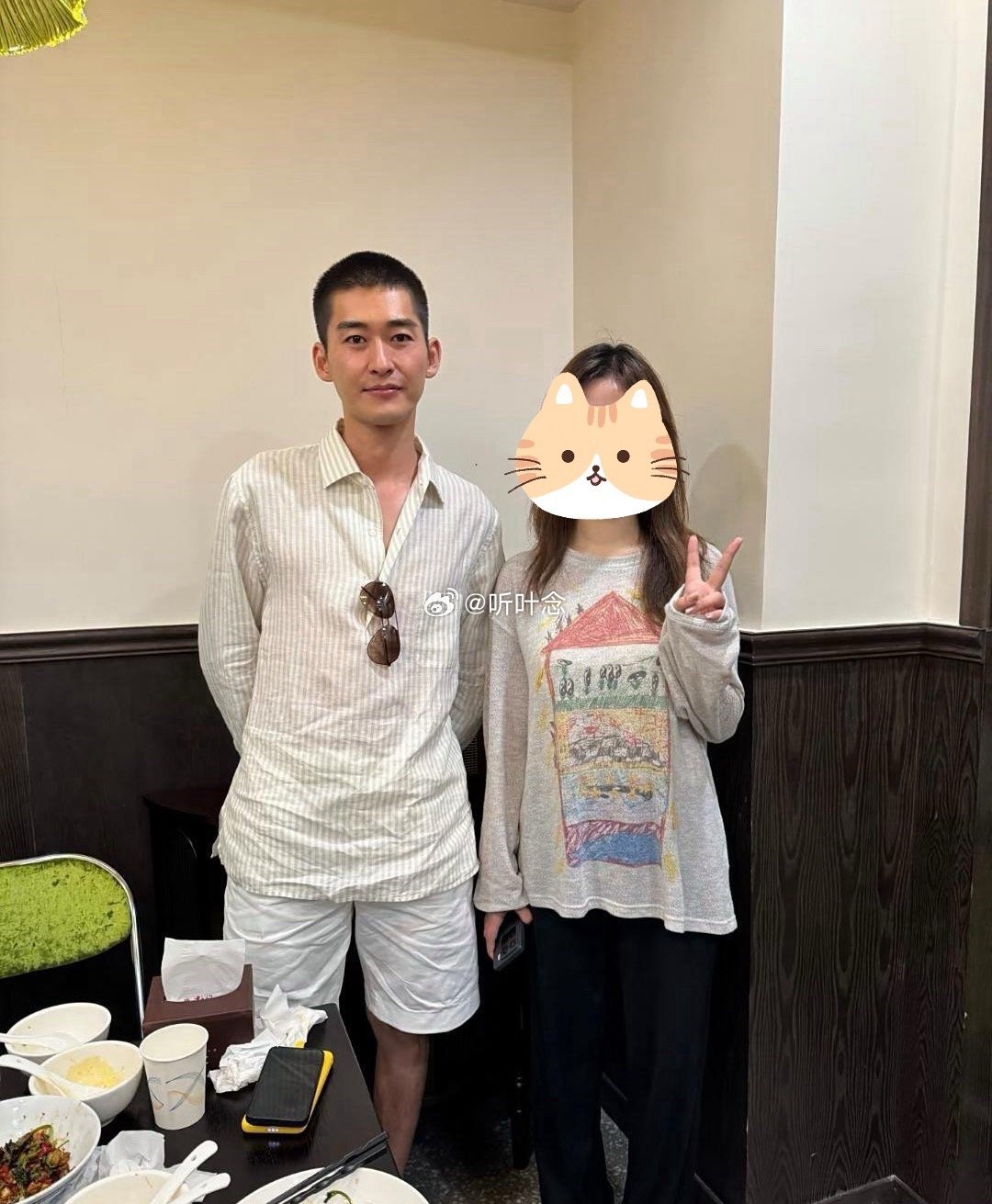 张翰在上海逛街吃饭被偶遇，他减肥了，剪了寸头，变得又高又帅，终于不油腻了！看起来