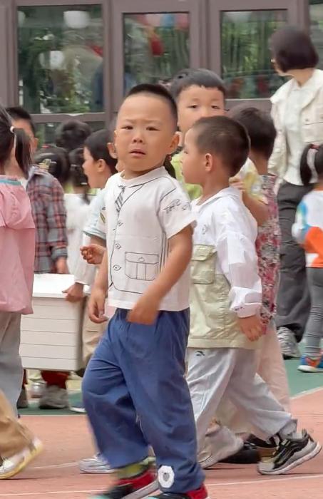 幼儿园小班朋友真幸福......