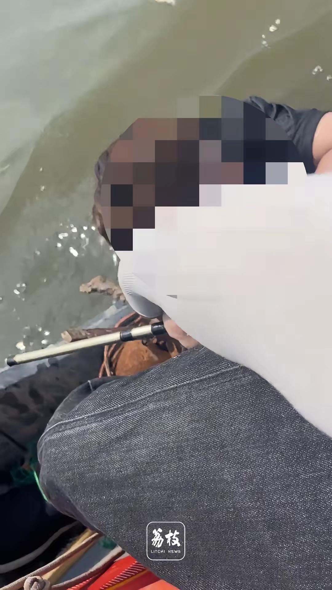 天津一位钓鱼大哥，从河里救上来一个女孩。报警、联系家属，忙前忙后。结果女孩父亲赶