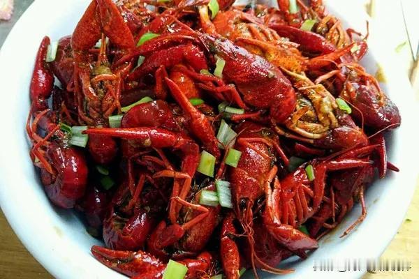 醉美中秋赏味指南，今日推荐一款麻辣小龙虾家庭版，

首先我们准备青岛啤酒全麦白啤