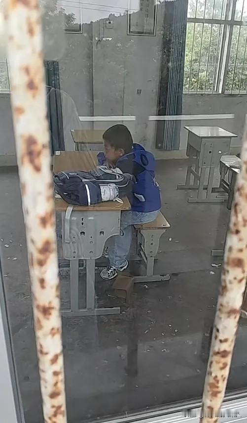 一个教学点，9个学生，4个老师。从经济效率看，这是“浪费”；从教育公平看，这是底