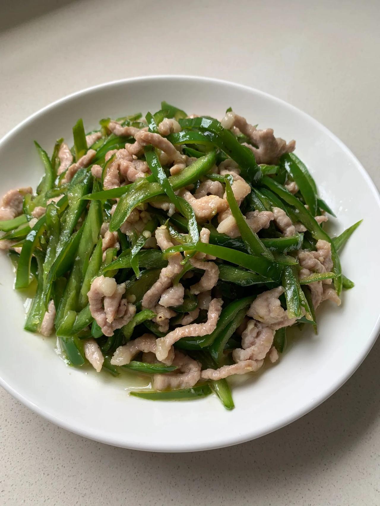 青椒肉丝，读书的时候学校食堂的青椒肉丝真的好吃呀，明明就是简单的食材，估计是那时