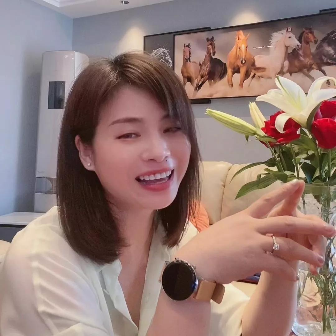 笑语如花绽，清风拂面来。桃畔佳人 甜颜倩影 下凡美韵 佳丽美媚 上热门美一美。 