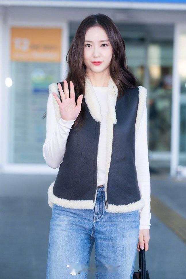 郑秀晶出发纽约大秀 2月9日，郑秀晶首尔出发启程纽约大秀，白色长袖搭配牛仔裤和黑