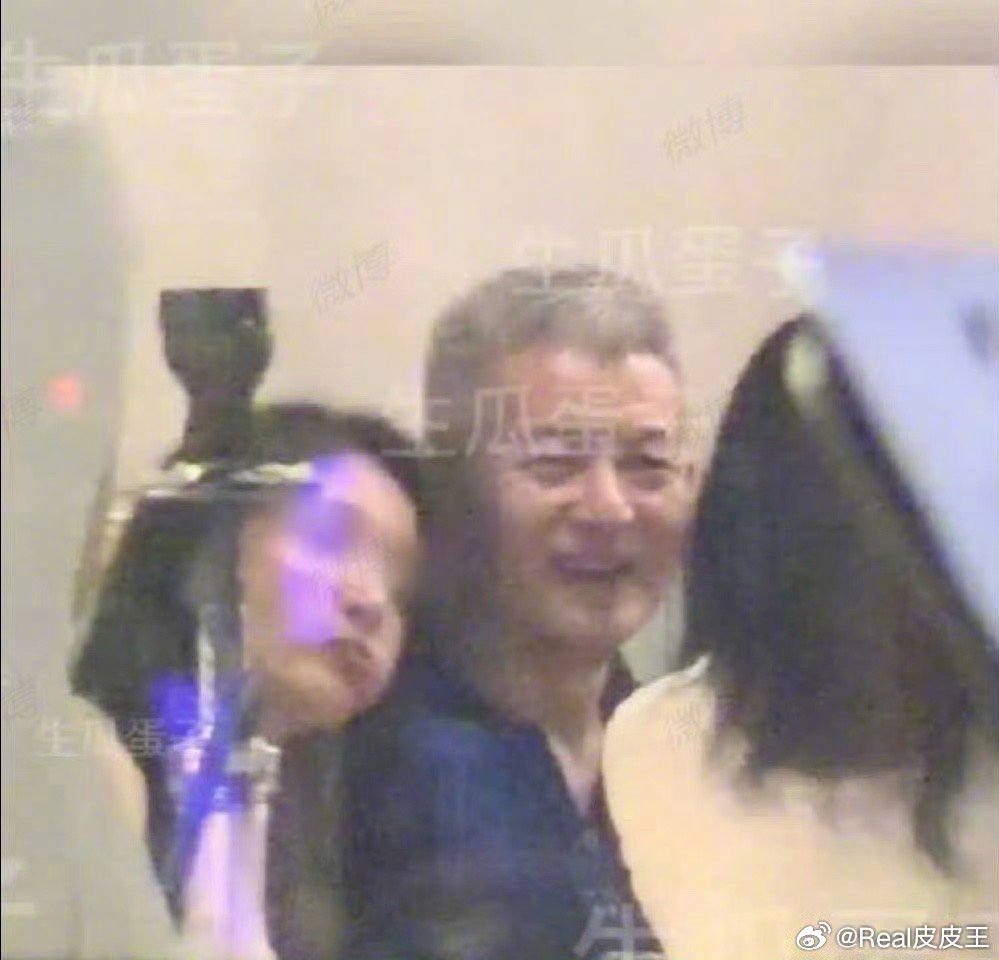 昨天的那英老公，今天的李嘉格前夫车澈，都被拍到了，话说，你能get到他俩的魅力吗