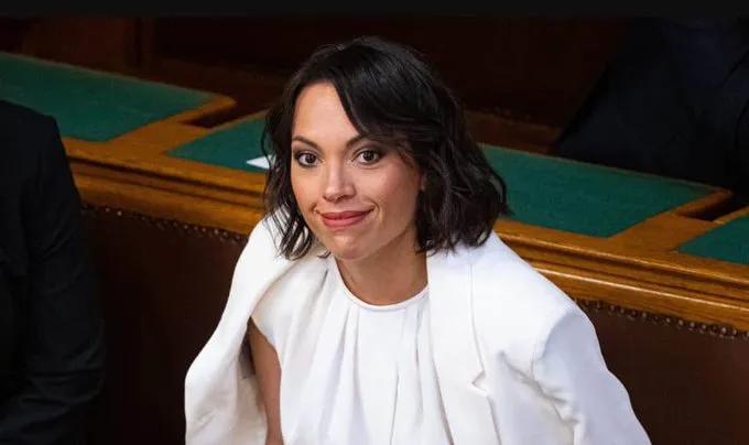 匈牙利总理欧尔班的女儿拉赫尔与家人移居美国

拉赫尔·奥尔班已被一所美国大学录取