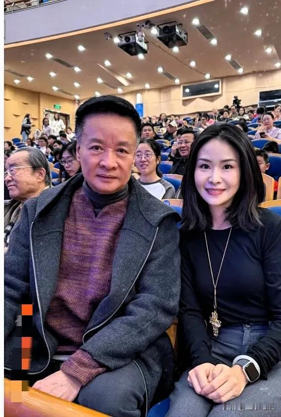 阎维文是歌坛上一位出色的歌唱家，虽年长但仍活跃在舞台上。他的演唱总会把气氛推向高