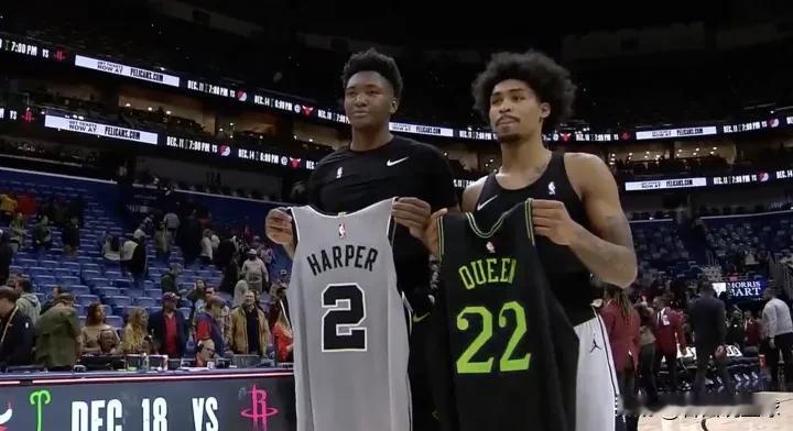 迷之操作！北京时间12月9日上午，鹈鹕队在NBA常规赛中132-135不敌马刺。