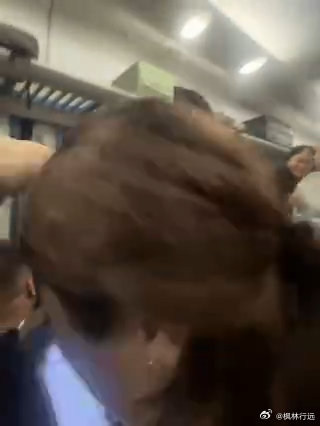 车厢里的“破窗英雄”K1373砸窗男子被批评教育在那节封闭的车厢里，缺氧、闷热、