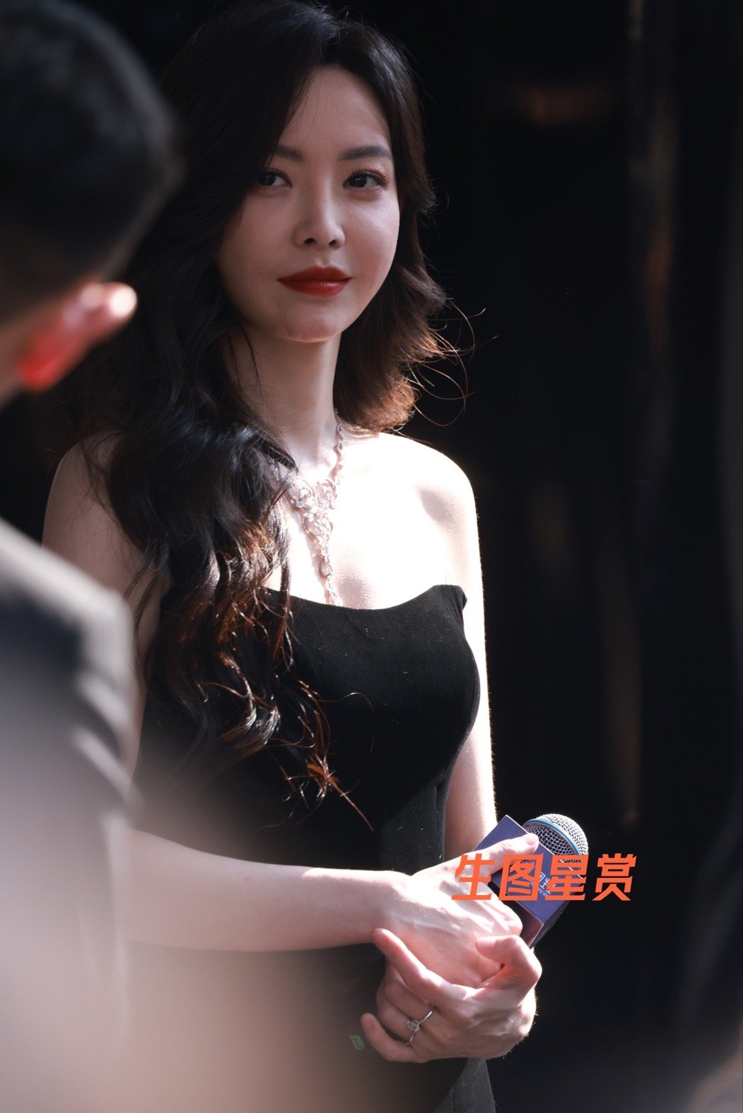 于文文成都太古里活动生图，大波浪卷发气质好迷人🖤 | 2553独家 ​​​