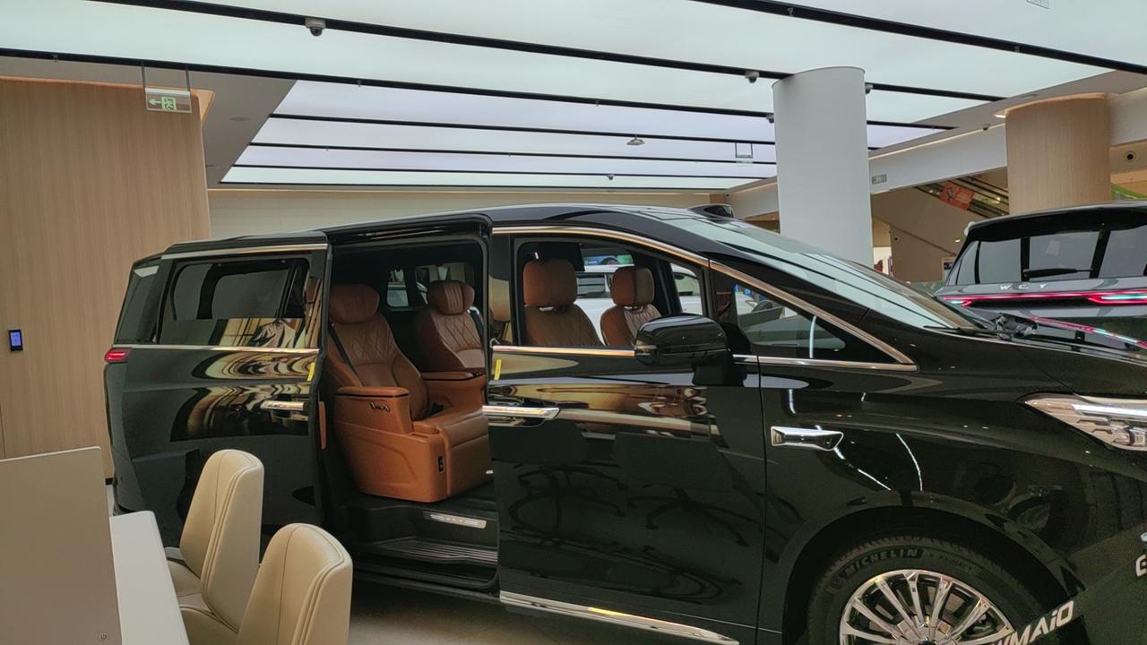 春日生活打卡季今天去商场，怎么一楼都是卖车的，我有点懵，这些车是开进商场，还是把