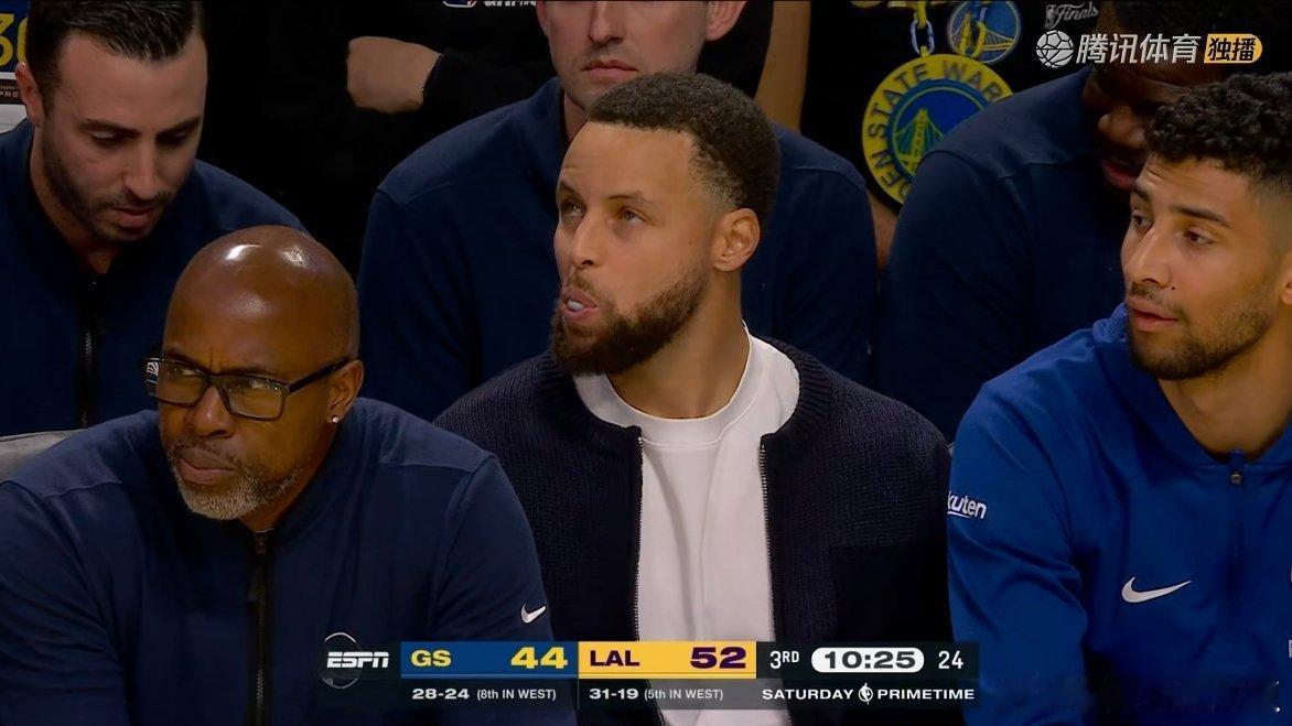 詹姆斯第三节充满能量！湖人领先8分勇士vs湖人