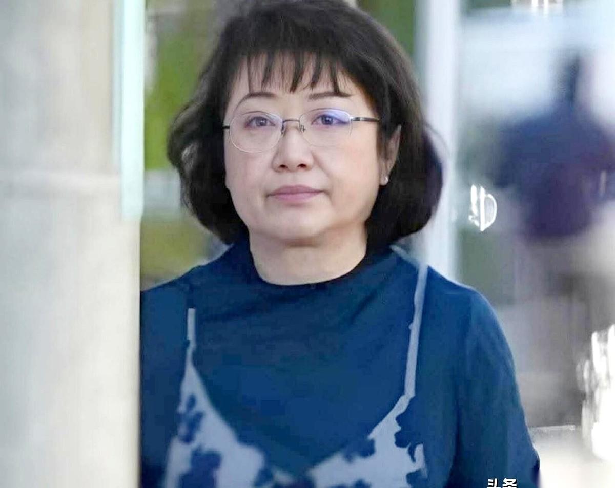一张照片，在日本论坛传开。
短发，素面，提着购物袋，身材微微发胖的妇人。照片下面