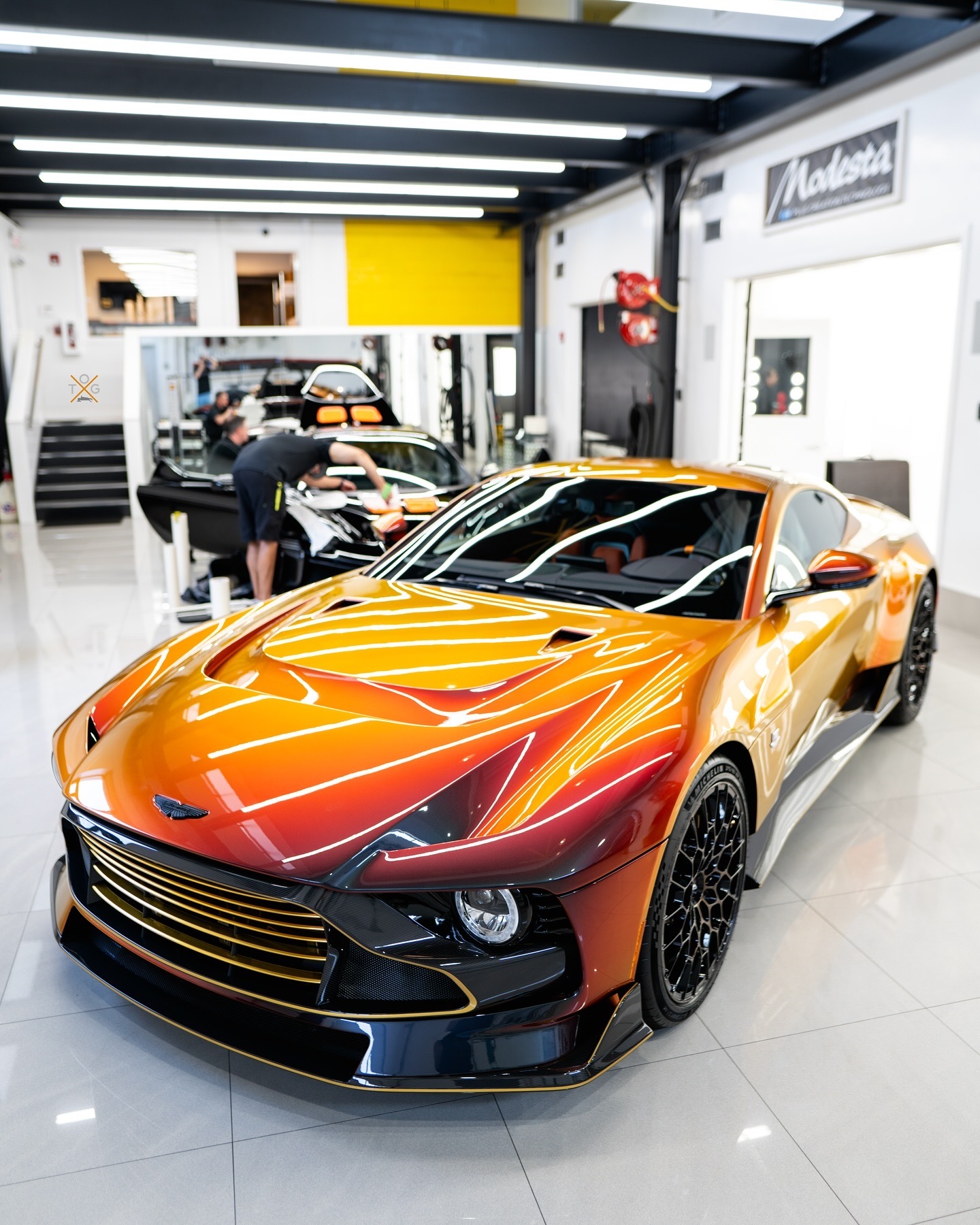 Aston Martin Valour油漆：Andromeda Red ​​​