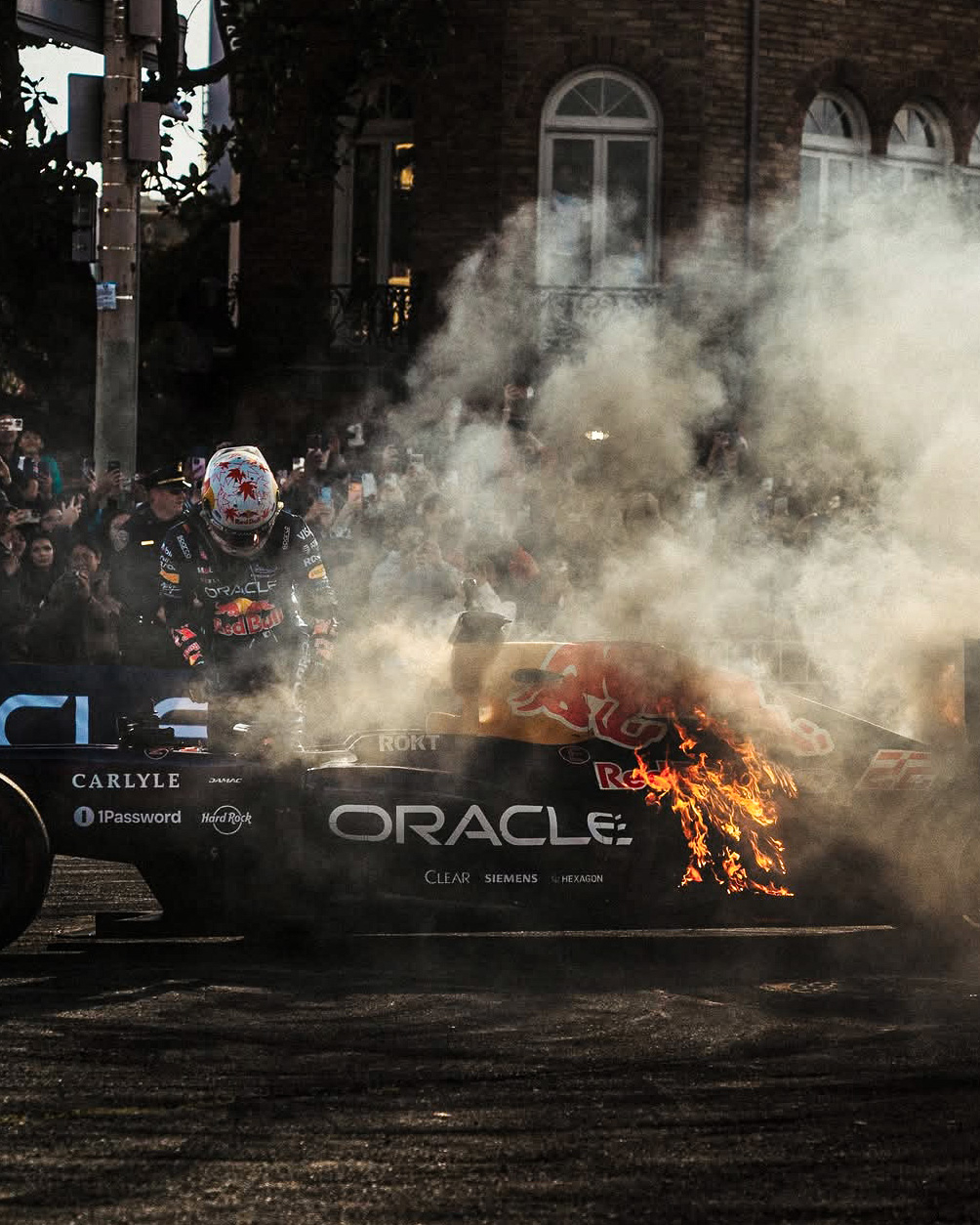 角田在旧金山为红牛进行路演的时候，车燃起来了🔥…但是Leonczik在当时的场