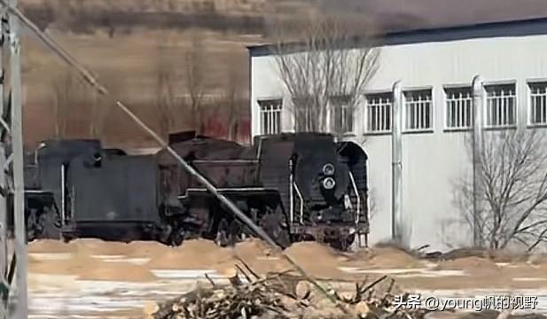 有网友在内蒙古乘坐火车时，拍摄到了车窗外停放的几辆大前进蒸汽机车。估计这些机车都