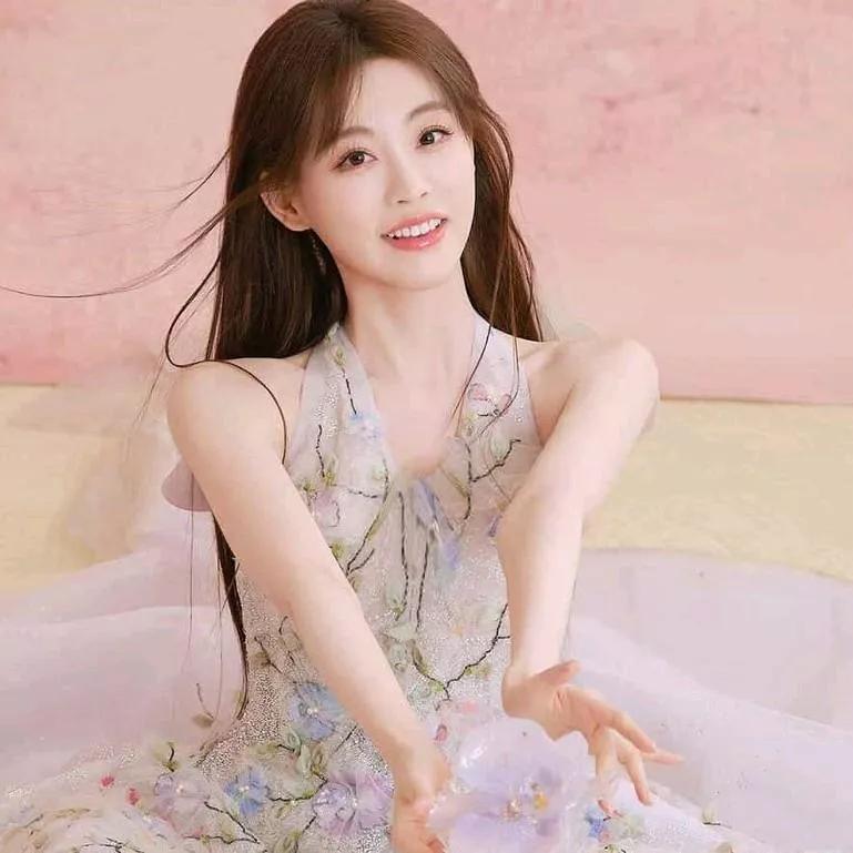 花间仙子笑语盈盈。花颜笑语 花间风景 花间秀女 花间微笑 花间微风 花间女子 花