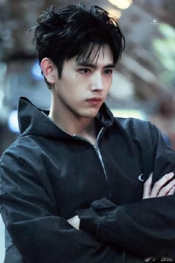 陈飞宇冷脸焊在我心巴上 谁能抵抗陈飞宇的冷脸杀，清冷矜贵又自带破碎感，棱角分明的