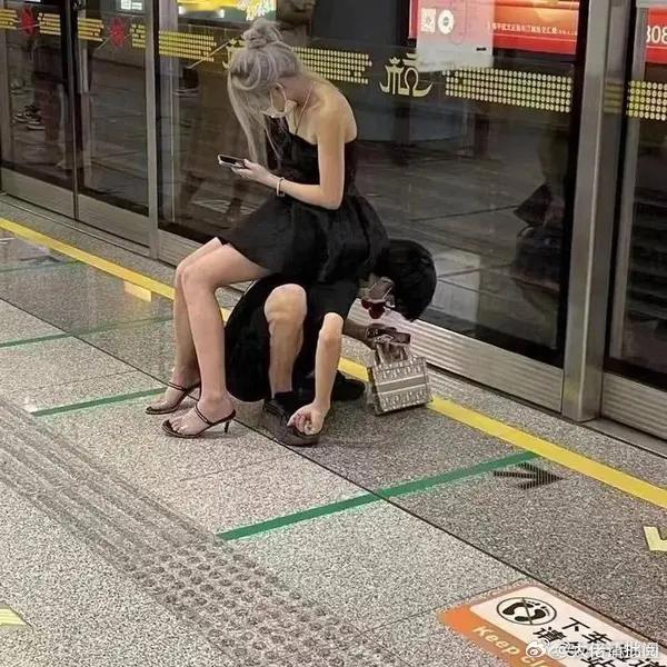 男孩将妈妈结婚金项链分段送给同学