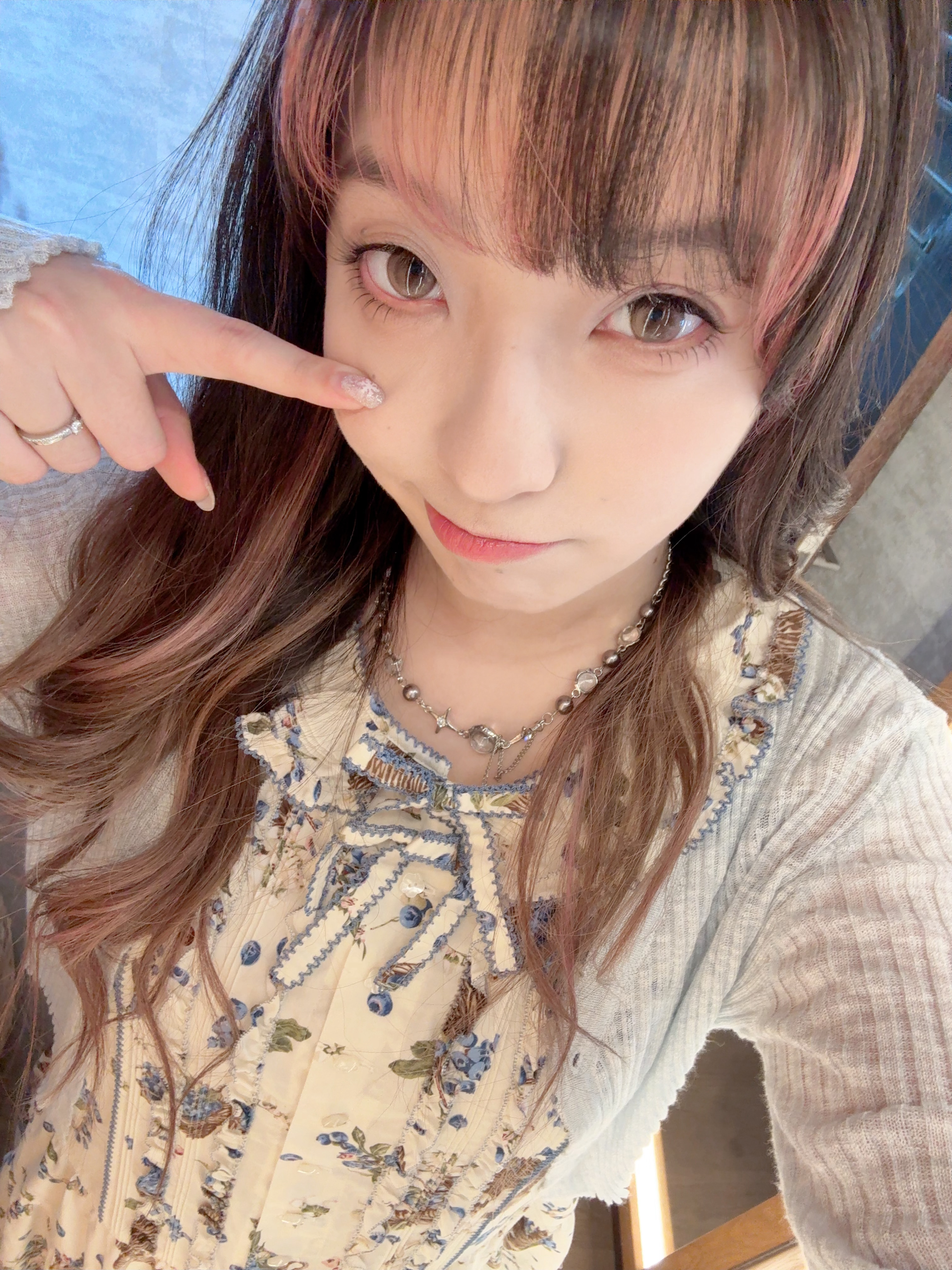 酒店镜子灯显得人很邪恶