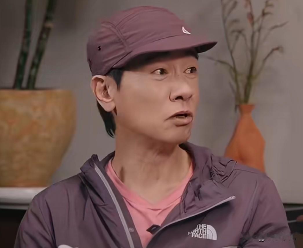 陈小春小时候被父亲铁链锁脚


陈小春小时候因为与父亲关系不好，被父亲惩罚铁链锁