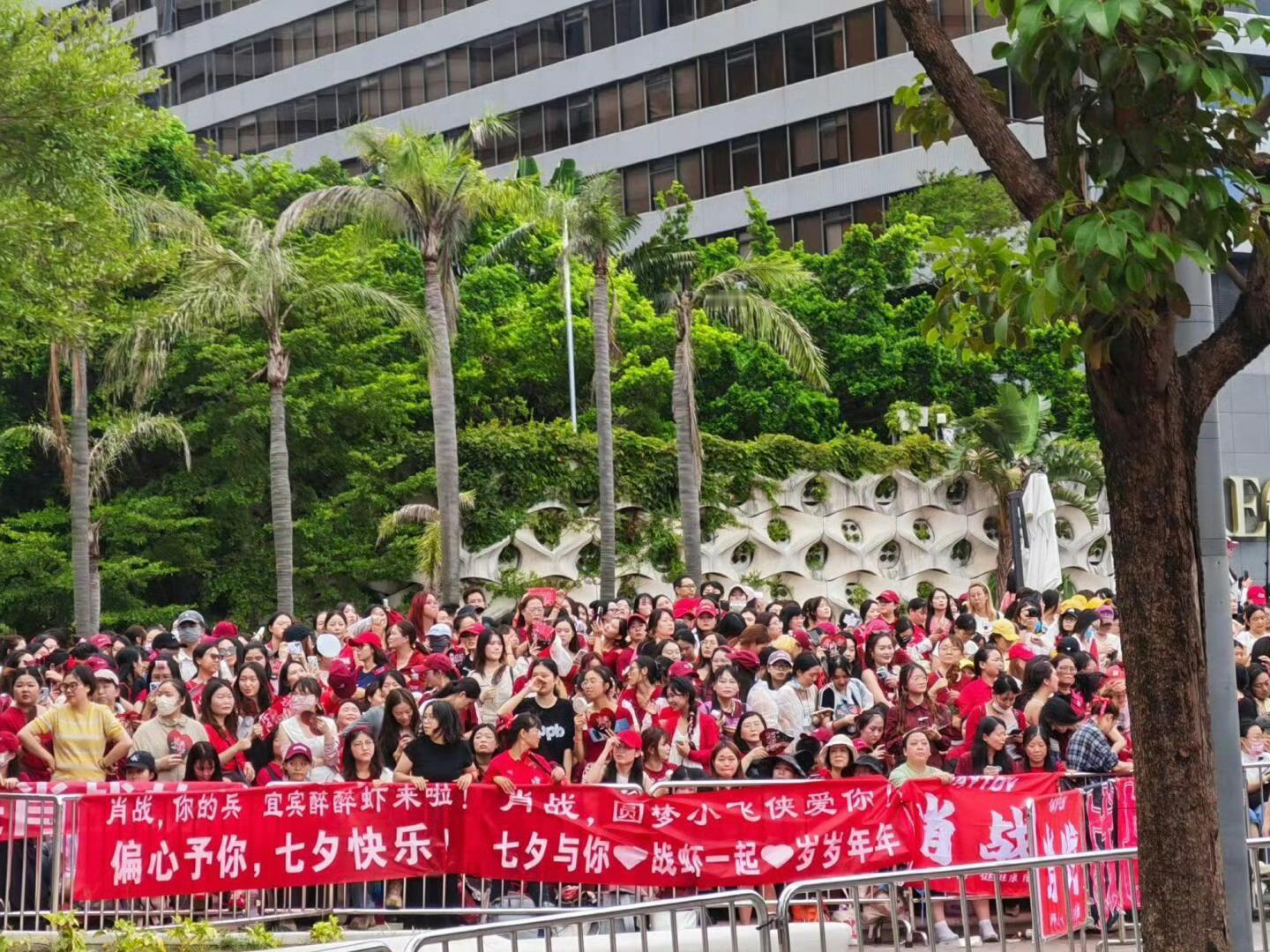 肖战香港人气天啊，，，这么多人啊，，，我知道人多 却没想到这么多人，，，肖战最好