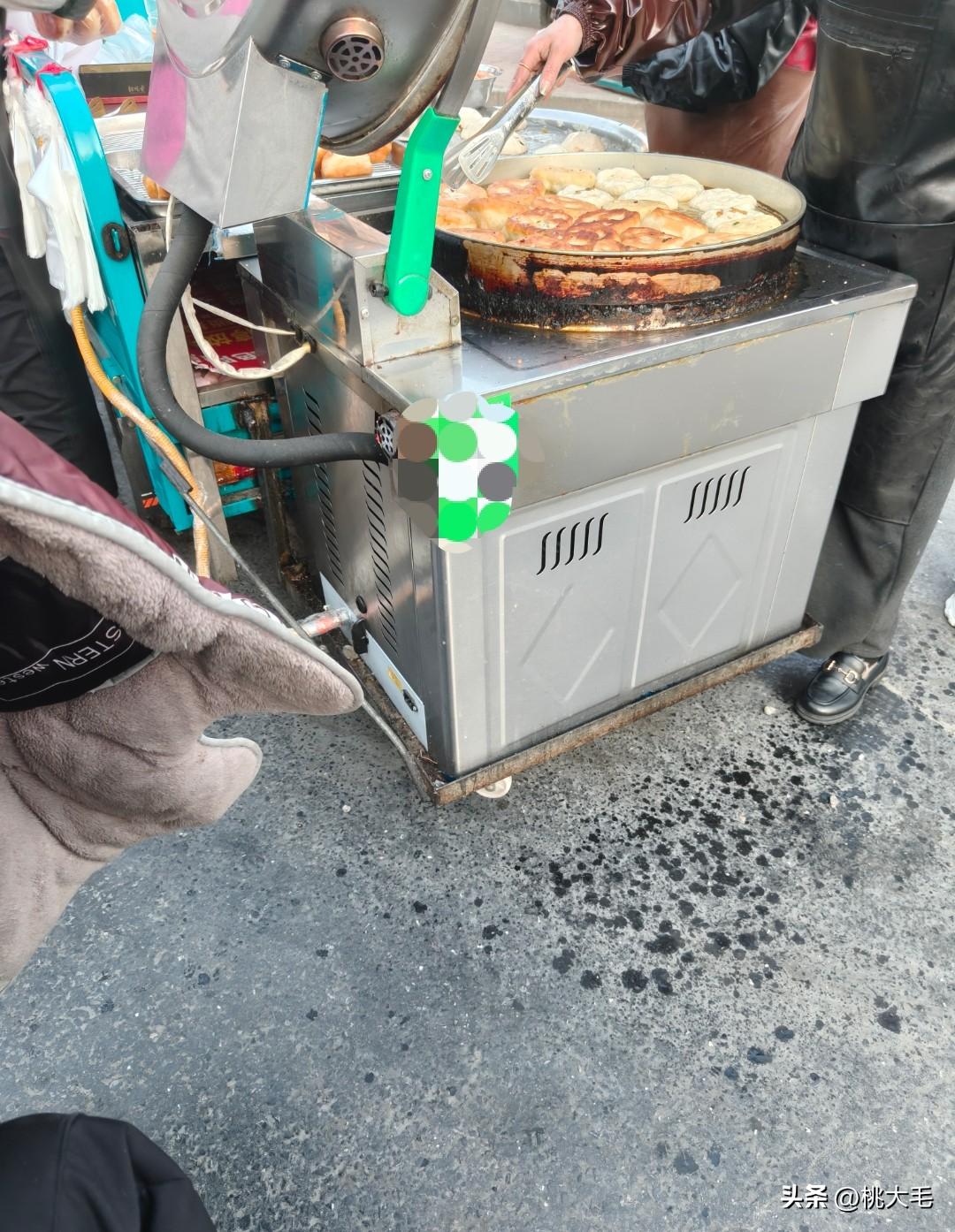 摆摊卖烧饼，肉馅一个2元，菜馅一个1元，一天收入500元。

你没看错，就是50