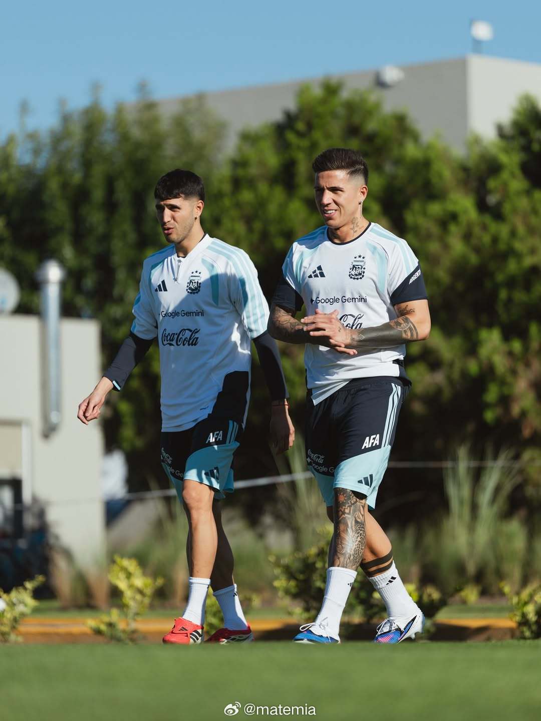 回到国家队备战世界杯，切尔西恩佐费尔南德斯更新IG 🎥 图二和好友小蜘蛛阿尔瓦