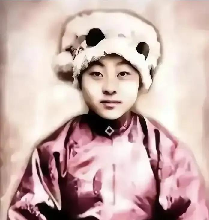 1943 年，女土匪吕芪见很多男人垂涎自己的美颜，竟然说：“想和我睡觉不难，我不