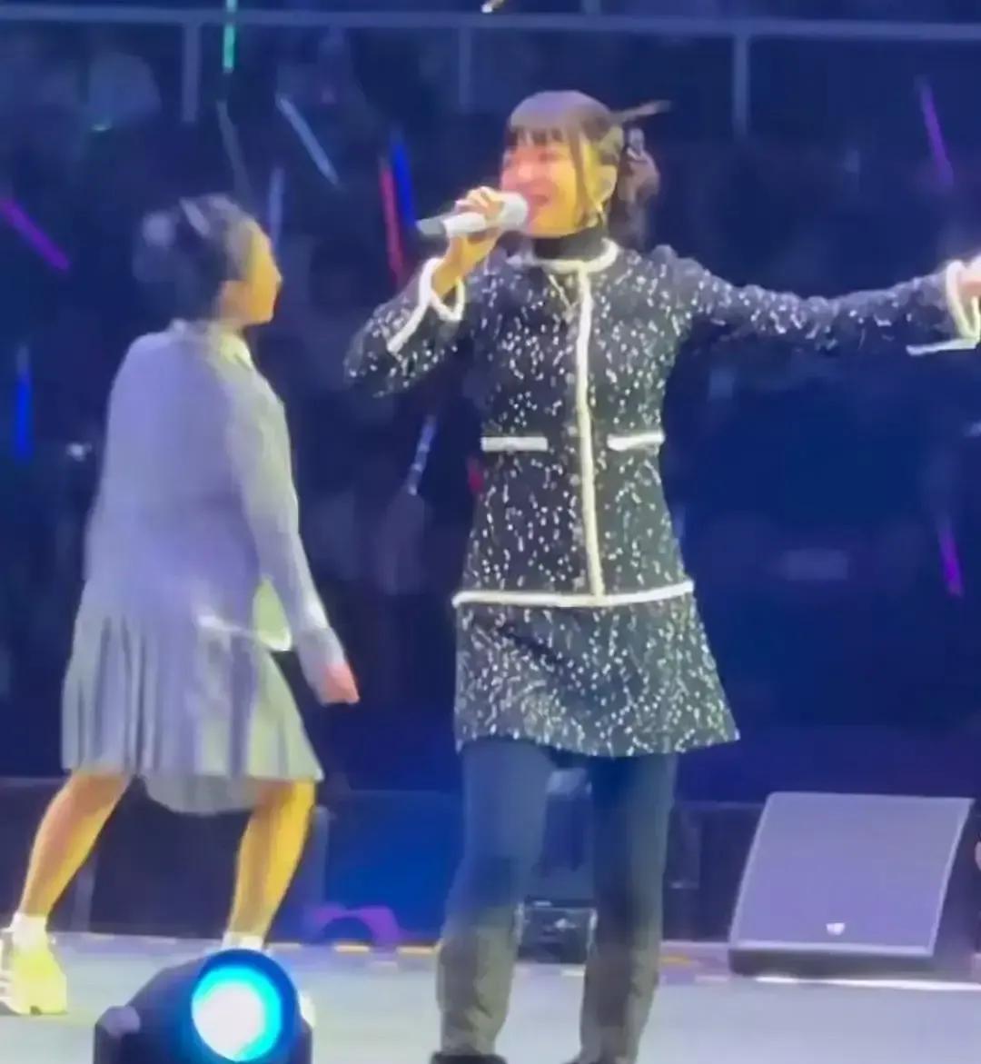 她撕掉隐形翅膀，穿上八公斤战甲开唱。
一夜播放量冲破8000万次。
盔甲感应高音