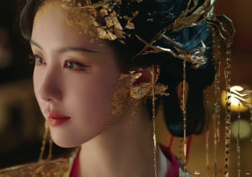 #永夜星河[超话]# 不是，等会，这个镜头一拉近我真的震惊了，简直美得无法无天好