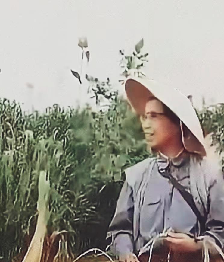 那时，来到大寨，戴上草帽下农田参加劳动，与群众打成一片，学习他们艰苦奋斗精神…