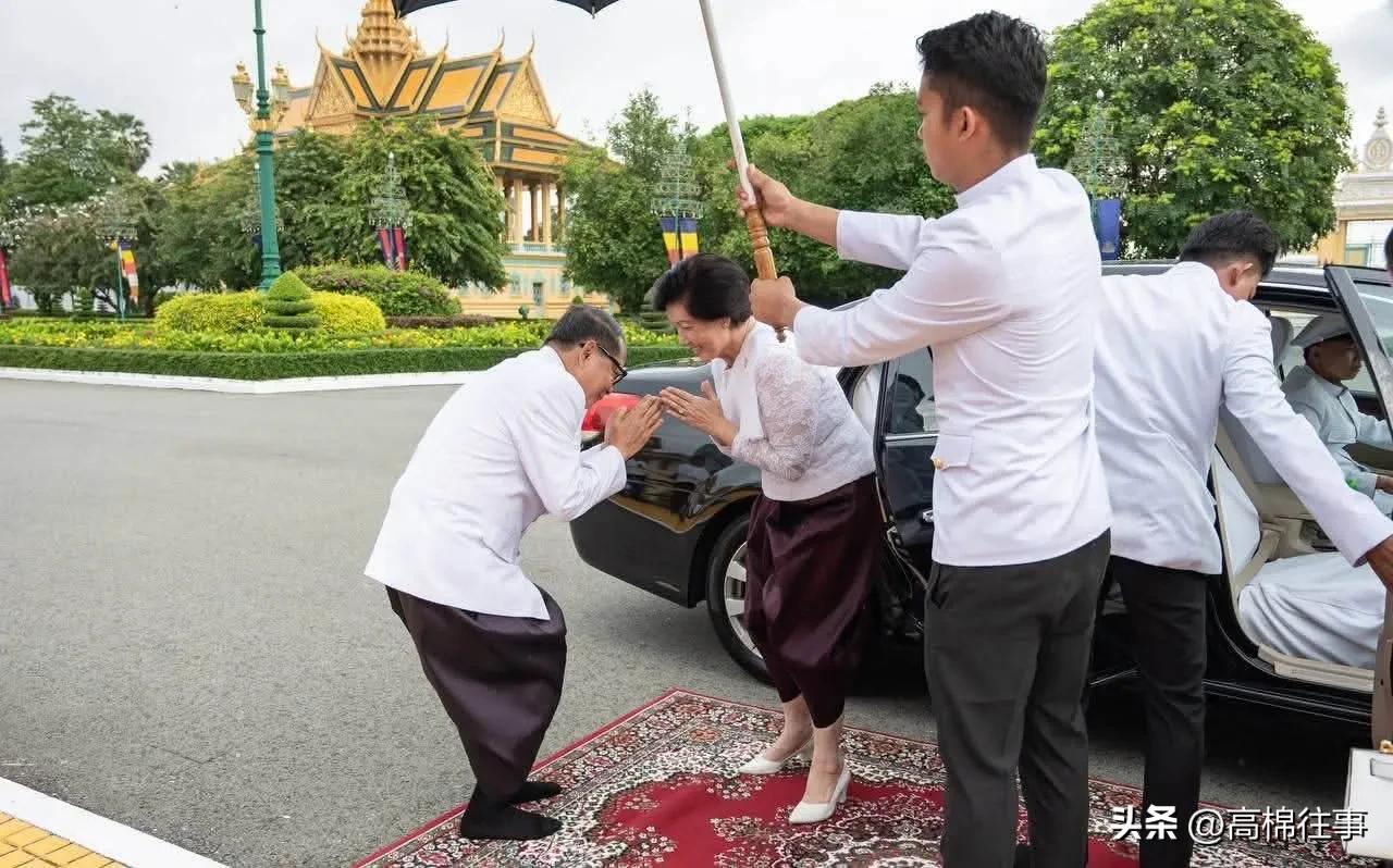 在柬埔寨传统节日亡人节之际，柬埔寨王室阿伦公主代表西哈莫尼国王在金边王宫主持仪式