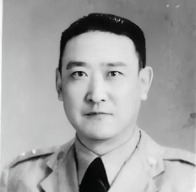 1949年，他带着8000两黄金和70匹马翻过喀喇昆仑山，头也不回地跑了——因为