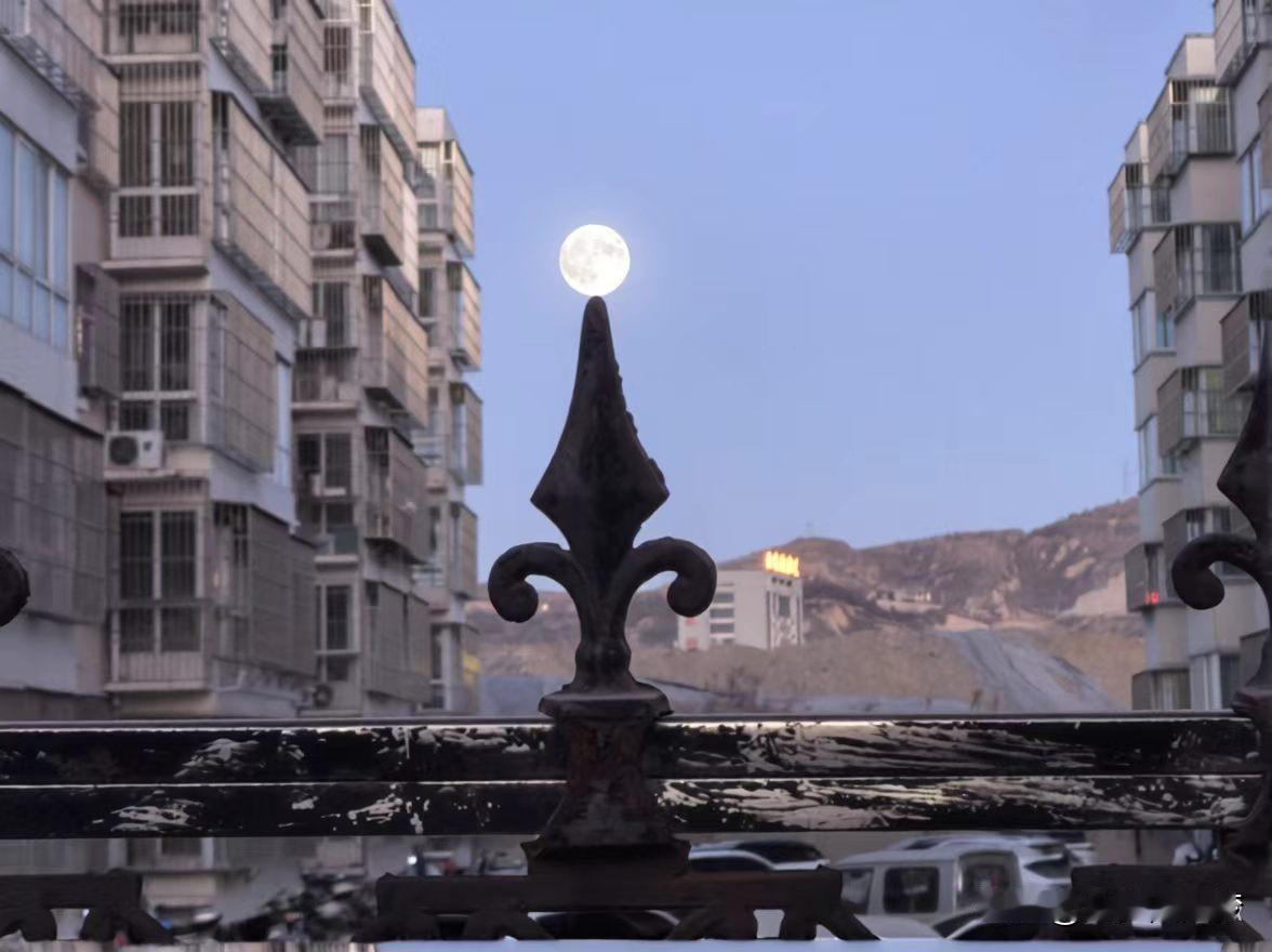 农村把宅基地，土地家产都分给四个儿子，养老赡养还和女儿平摊钱。

最近邻居和我说